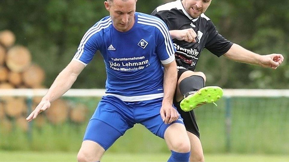 Schirmt den Ball ab: Toni Lucht (l.) lässt den Vierradener Danny Zimmermann nicht an das Leder. Foto: Carola Voigt
