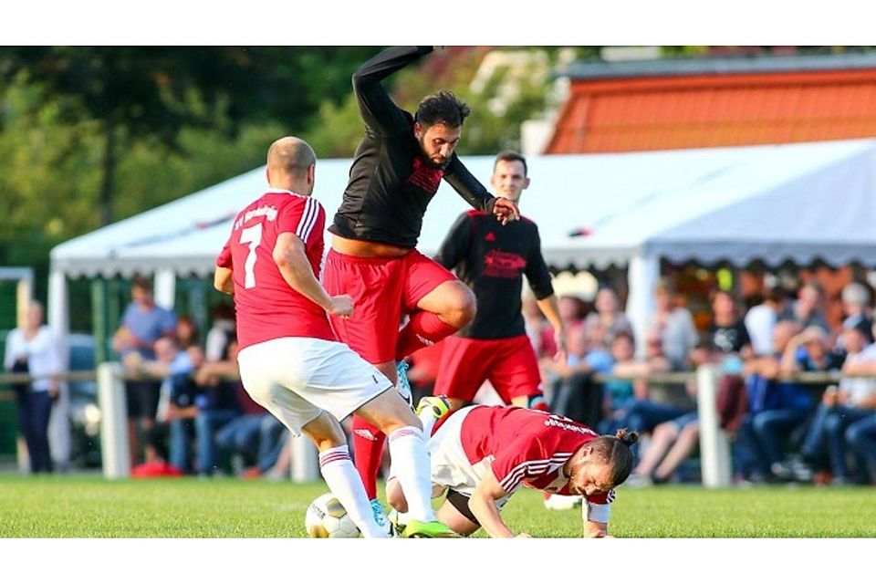 Der SV Harkebrügge (in Rot-Weiß) erkämpfte sich mit dem 2:2 gegen den SV Petersdorf das Finale.   Bild: Patten