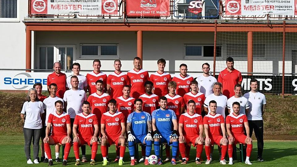 In Reih’ und Glied in die Verbandsliga-Saison 2025/26: Die erste Mannschaft der SG Hüffelsheim.	Foto: Jochen Werner