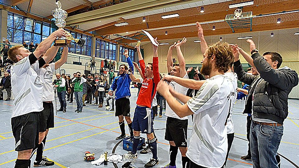 Vor über 600 Zuschauern konnte im vergangenen Jahr in Diedorf etwas überraschend der Bezirksligist TSV Dinkelscherben den Gewinn des Titels des Landkreismeisters im Hallenfußball bejubeln. Wer jubelt heuer am 24. Januar in Stadtbergen?  Archivfoto: Marcus Merk