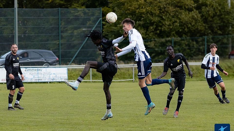 Nach einem 0:2-Rückstand wendete die SpVgg Moosbach (helles Trikot) in der Schlußphase des Kellerduells gegen die SpVgg Windischeschenbach (in Schwarz) noch das Blatt und gewann durch einen Treffer in der "Overtime" noch mit 3:2.