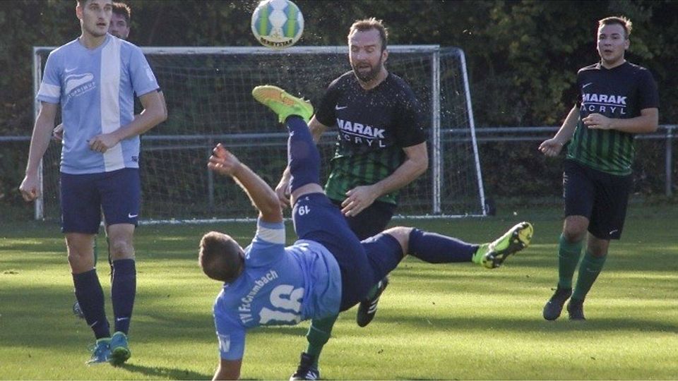 An einem Fallrückzieher versucht sich Fränkisch-Crumbach Tobias Haase in der Partie der Kreisoberliga gegen den SV Lützel-Wiebelsbach. Den Gastgebern gelang vieles, sie gewannen 4:1.	Foto: Fernando Baptista