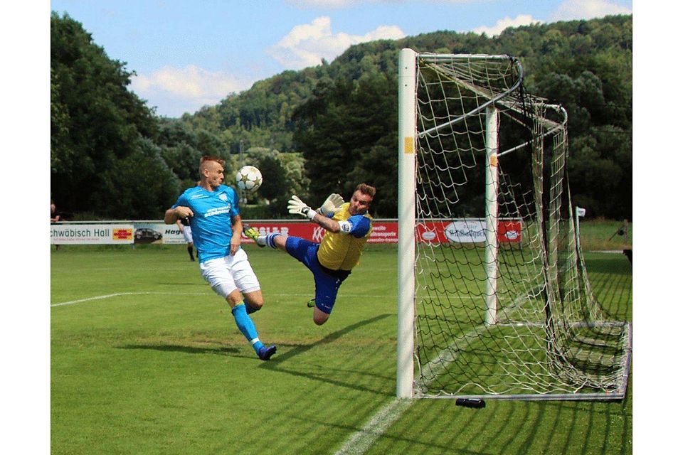 Gleich steht es 0:1: Turas Torwart Lukas Dambach rettet zunächst spektakulär, doch boxt er den Ball gegen Marcel Sökler. Von diesem springt die Kugel ins Tor. Foto: Hartmut Ruffer