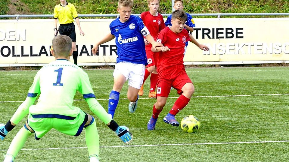 Die Siegener B-Junioren (am Ball: Marvin Schulz) erkämpften sich am Samstag zum Westfalenliga-Saisonstart ein 0:0 gegen den Jungjahrgang des FC Schalke 04. 