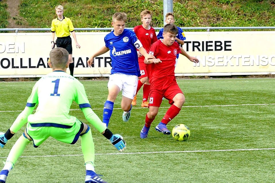 Die Siegener B-Junioren (am Ball: Marvin Schulz) erkämpften sich am Samstag zum Westfalenliga-Saisonstart ein 0:0 gegen den Jungjahrgang des FC Schalke 04. 