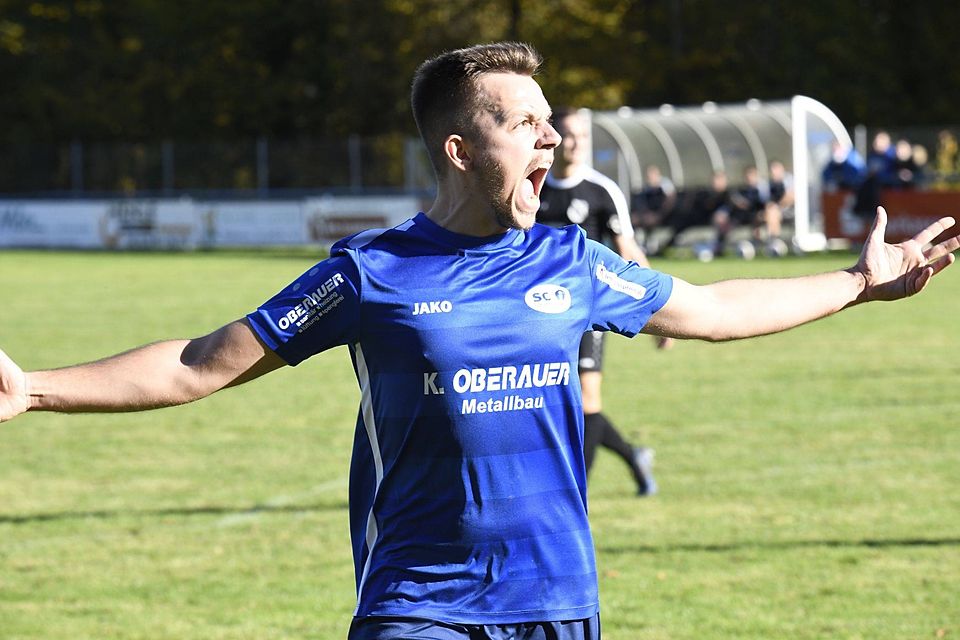 Alles muss raus: Fast eineinhalb Jahre war Julian Riederle verletzt, gegen den FC Ehekirchen feierte er sein Comeback - und wurde gleich zum Matchwinner des SC Ichenhausen.