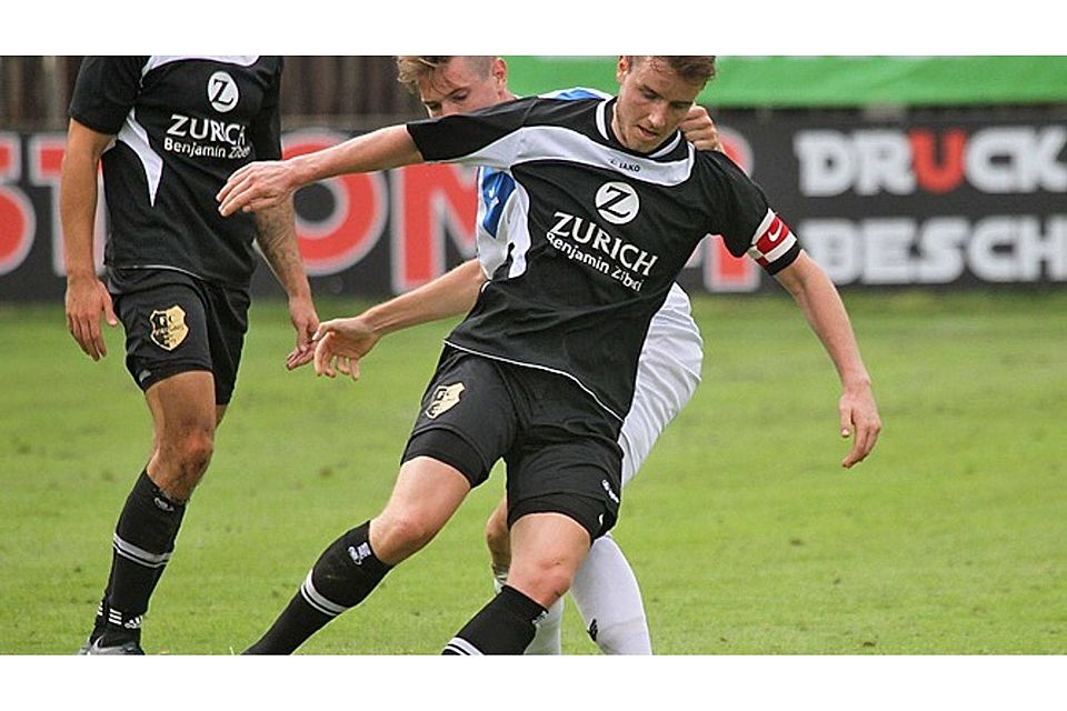 Armin Failer (am Ball) und der FC Stätzling II tanzten zum Auftakt den BC Aichach überraschend mit 2:1 aus.  Foto: Reinhold Rummel