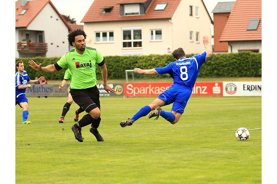 Schlüsselszene: Nach zwölft Minuten holt Nibelunge Simon Asiamah-Bekoe SVG-Stürmer Achim Jünger von den Beinen. Die Folge: Rot für den Wormser und Strafstoß für Guntersblum. Diesen verwandelte Felix Weber zur Führung. Bild: Wolff Schlüsselszene: Nach zwölft Minuten holt Nibelunge Simon Asiamah-Bekoe SVG-Stürmer Achim Jünger von den Beinen. Die Folge: Rot für den Wormser und Strafstoß für Guntersblum. Diesen verwandelte Felix Weber zur Führung. Bild: Wolff