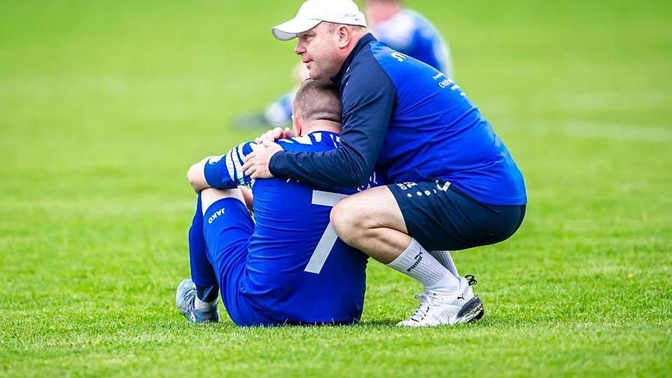 Enrico Leifheit (rechts) tröstet unter anderem seinen Kapitän Ion Gorges, der zu allem Überfluss noch einen Elfer verschoss. 