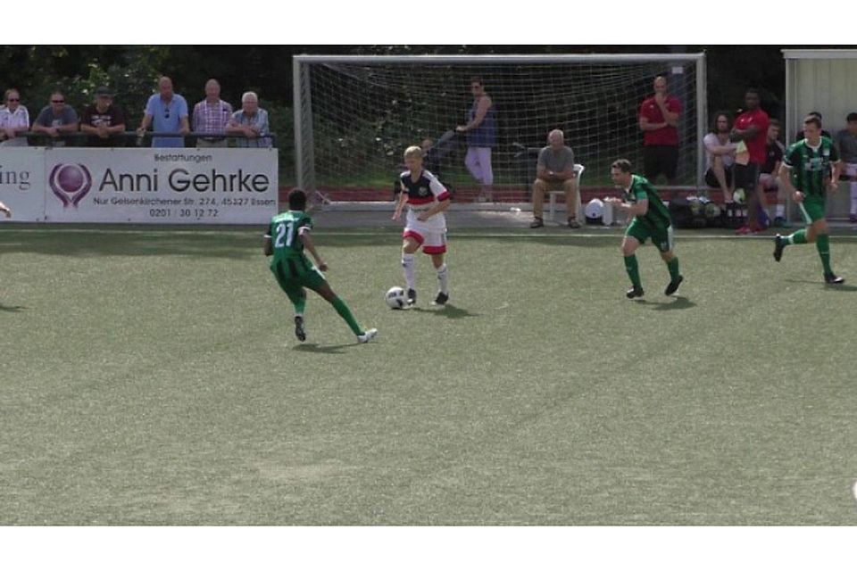 F: Huch Die SpVg Schonnebeck II (grün) ist nach einer 1:7-Pleite gegen den SC Phönix Essen aus der Bezirksliga abgestiegen