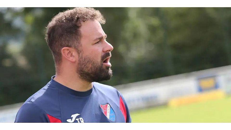 Der Frust ob einer katastrophalen Rückrunde war dem scheidenden Steinbacher Coach Benjamin Bender nach dem 0:9 in Alzenau mehr als anzumerken. © Steffen Bär