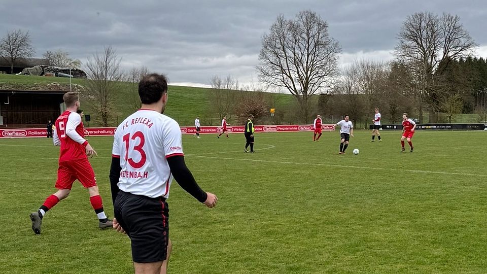 Albrecht (in rot) und Neumann sehen zu wie "Man of the Match" Egger den Ball annimmt.