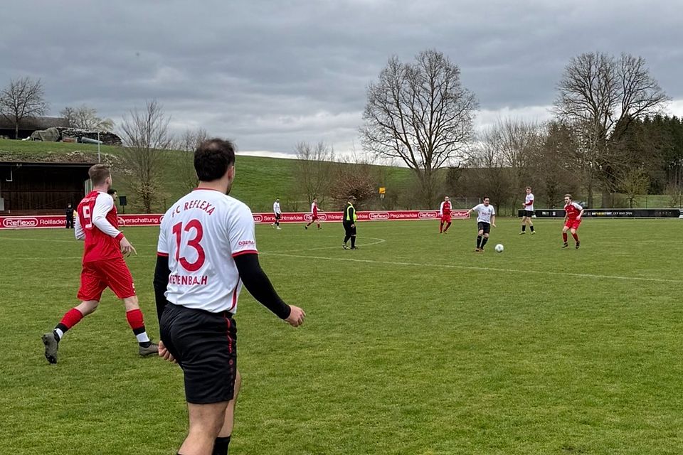 Albrecht (in rot) und Neumann sehen zu wie "Man of the Match" Egger den Ball annimmt.