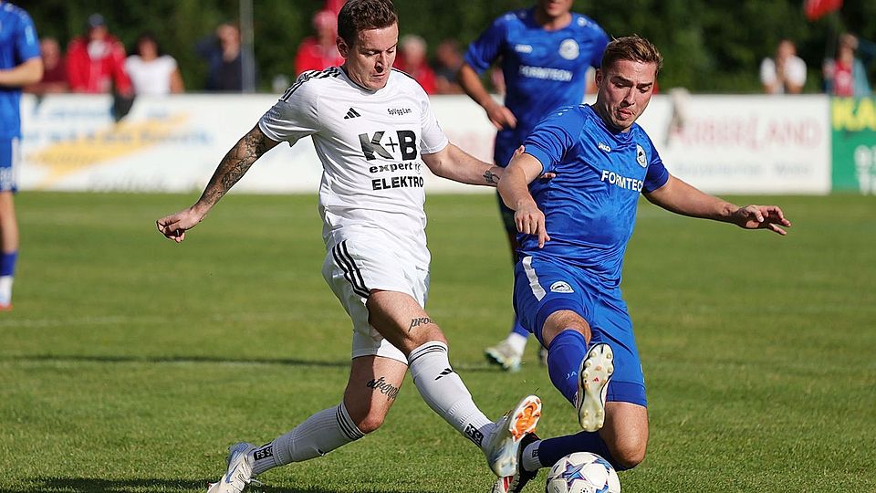 Torjäger Christian Mühlbauer (links) und die SpVgg Lam müssen sich mit dem formstarken TSV Bogen auseinandersetzen.