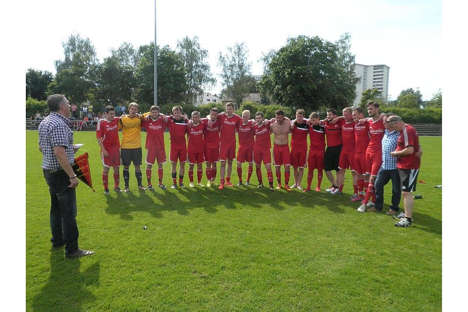Am Ziel: Die Fußballer des TSV Rot an der Rot holten sich den Meisterwimpel der Kreisliga A I und spielen in der kommenden Saison wieder in der Bezirksliga. Walter Kunz