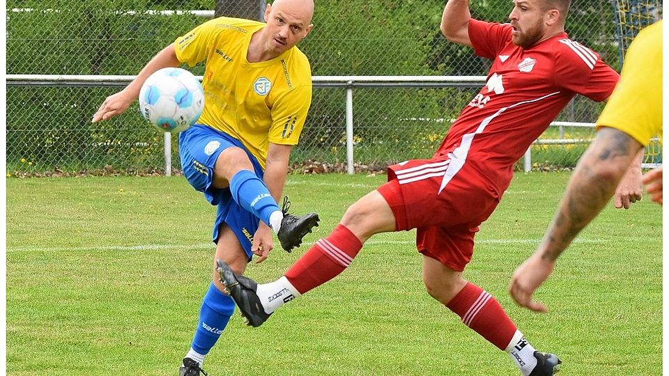 Überackers Spielertrainer Sebastian Heiß (in Rot) im Spiel gegen den SC Fürstenfeldbruck (gelbe Trikots).