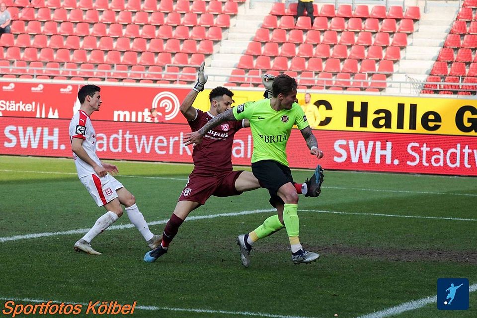Torjäger in typischer Manier. Manuel Schäffler (vorne) schiebt den Ball lässig zum 4:1-Schlusspunkt beim Halleschen FC ein - eines seiner insgesamt 70 Tore für den SVWW.