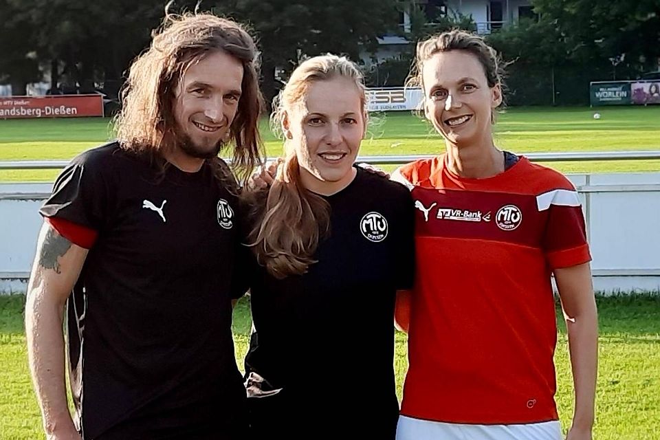 Steffi Köhler (mitte) mit Trainer Nico Weis und Kapitänin Maria Breitenberger.