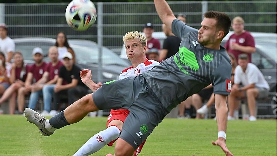 In der 30. Minute hatte Fabian Ziegler (hinten) seinen Moment im Testspiel des SSV Jahn in Passau.