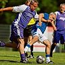Die Ostercappelner (in Lila) boten den Schalker Legenden um Olaf Thon (in Blau) einen aufopferungsvollen Kampf.