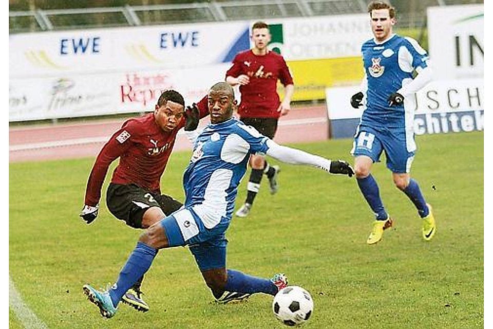 Einen Schritt zu spät: VfB-Spieler Mohamed Aidara (vorne, blaues Trikot) ist in dieser Szene nicht rechtzeitig bei Flensburgs Piet Meyer