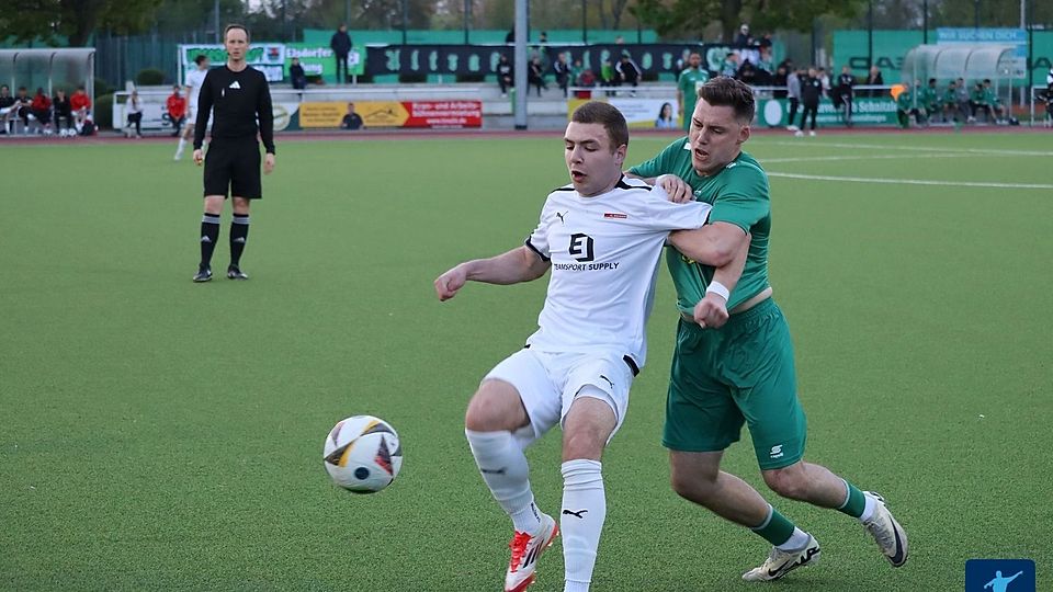 Im Elfmeterschießen konnte sich der FC Rheinsüd (in weiß) gegen den SC Elsdorf durchsetzen.