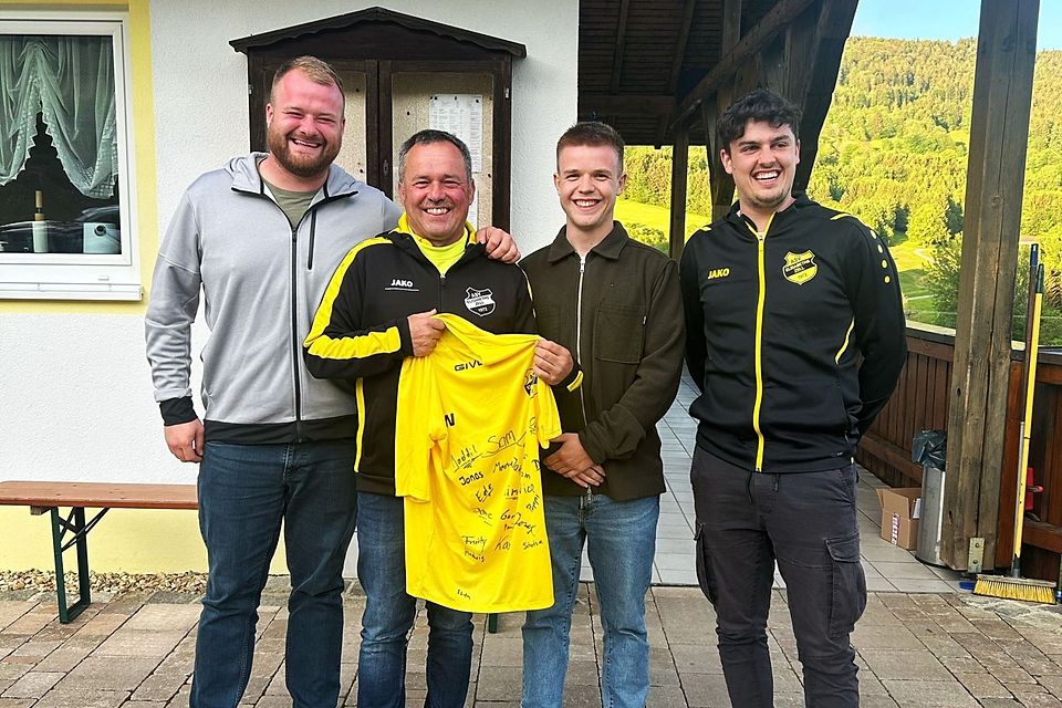 Verabschiedung von Andreas Fischer (ganz links) und Manfred Windmaißer (2. von links) zusammen mit der Abteilungsleitung Verabschiedung von Andreas Fischer (ganz links) und Manfred Windmaißer (2. von links) zusammen mit der Abteilungsleitung