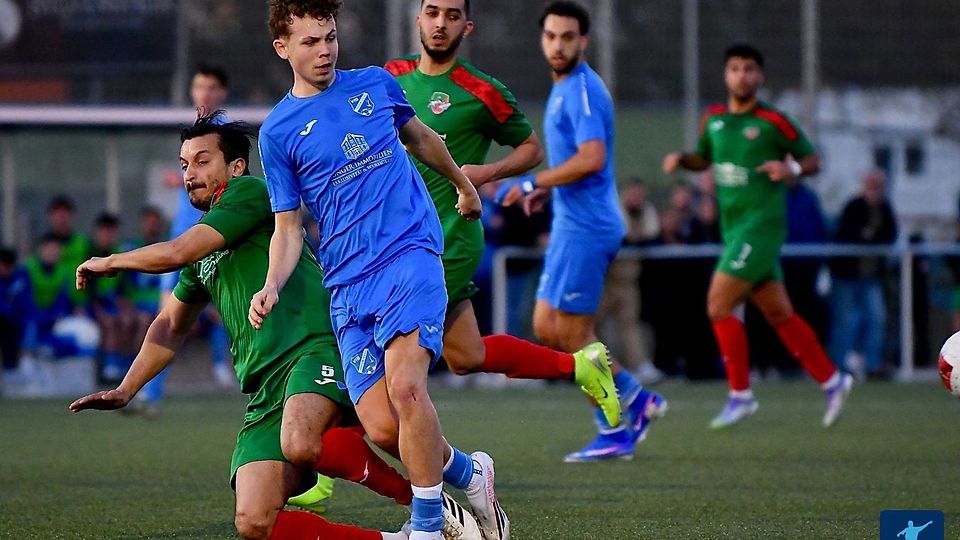 Der VfB Ginsheim (blaue Trikots, hier gegen den SV Dersim Rüsselsheim) verlor zwar gegen den VfR Fehlheim mit 1:3, sein Vorsprung vor dem Zweitplatzierten SV Dersim beträgt weiterhin komfortable acht Punkte. 