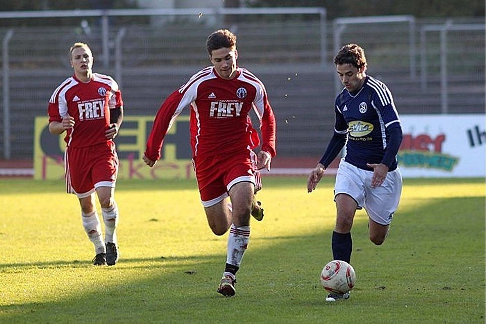Youngster Christoph Weidner (Bildmitte) verletzte sich gegen den TSV Bad Abbach schwer. Foto: Norbert Herrmann