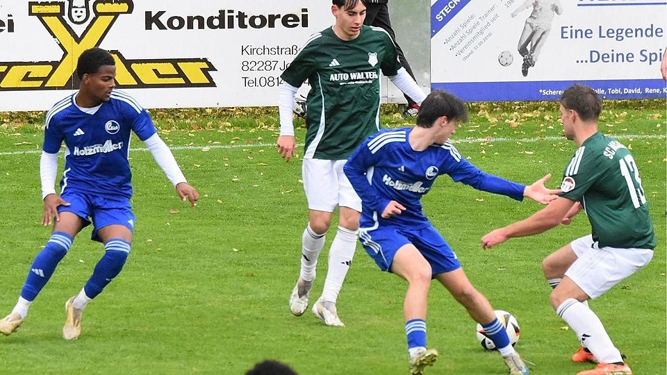 Bezirksliga FC Aich (in blauen Trikots) gegen SC Maisach (in grüne Trikots)