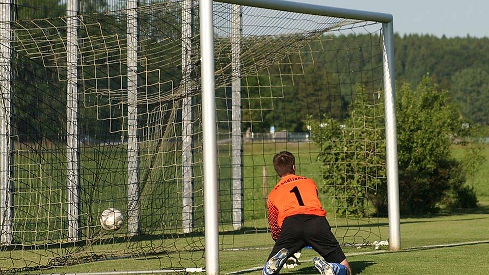 Das hatte sich der FSV Dirlewang anders vorgestellt: Ein ums andere Mal musste der unglückliche Torwart Florian Hofmann hinter sich greifen.	F.: E. Wörishofer