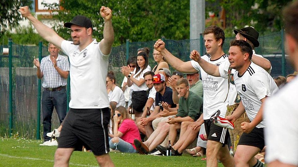 Aus is’: Trainer Stephan Benz (rechtes Foto, l.) und sein Krüner Team haben es geschafft. Die Spieler stürmen den Platz und lassen ihren Emotionen freien Lauf.