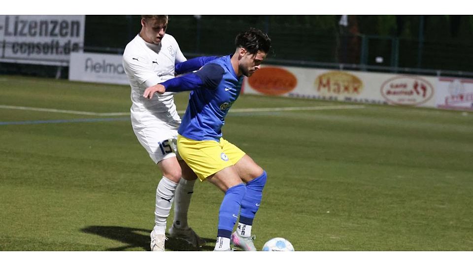 Auch dank eines Doppelpacks von Niko Gehrmann (r.) fahren seine SF/BG Marburg in der Fußball-Verbandsliga Mitte noch einen starken 5:1-Heimerfolg gegen die SG Walluf ein. (Archivbild) © Jens Schmidt