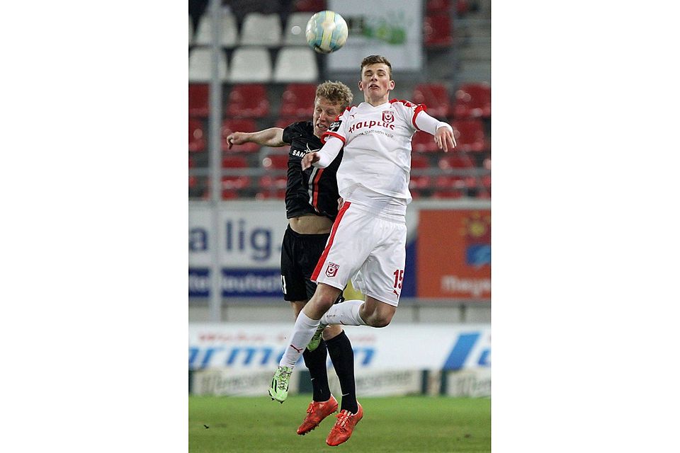 Lukas Stagge (in weiß) wechselt für diese Saison nach Merseburg. Archiv: Scheuring