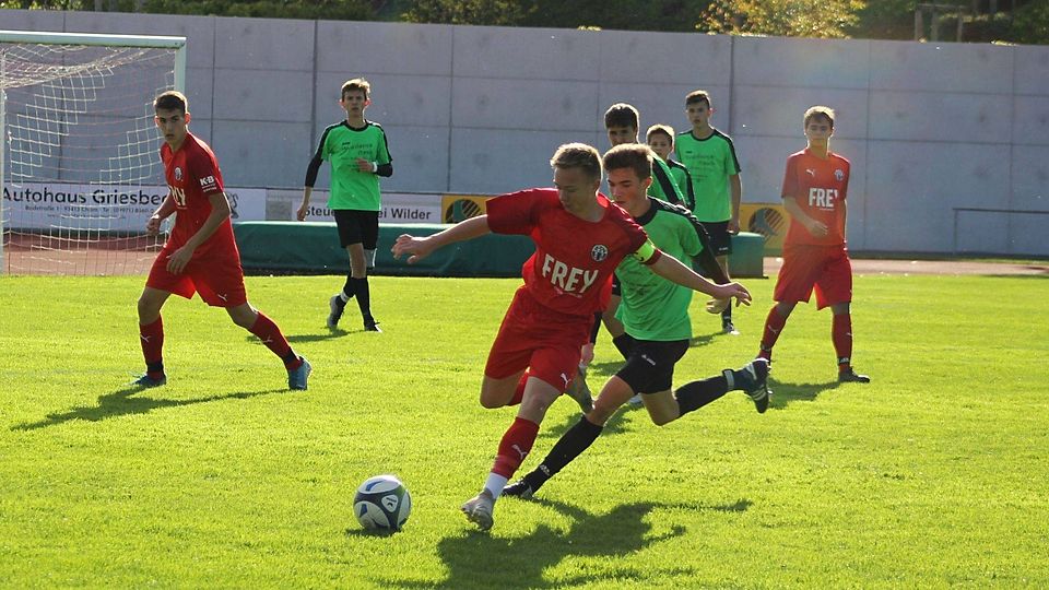 Konstantin Landstorfer (am Ball) glänzte nicht nur durch seine beiden Tore, sondern war auch steter Unruheherd. 