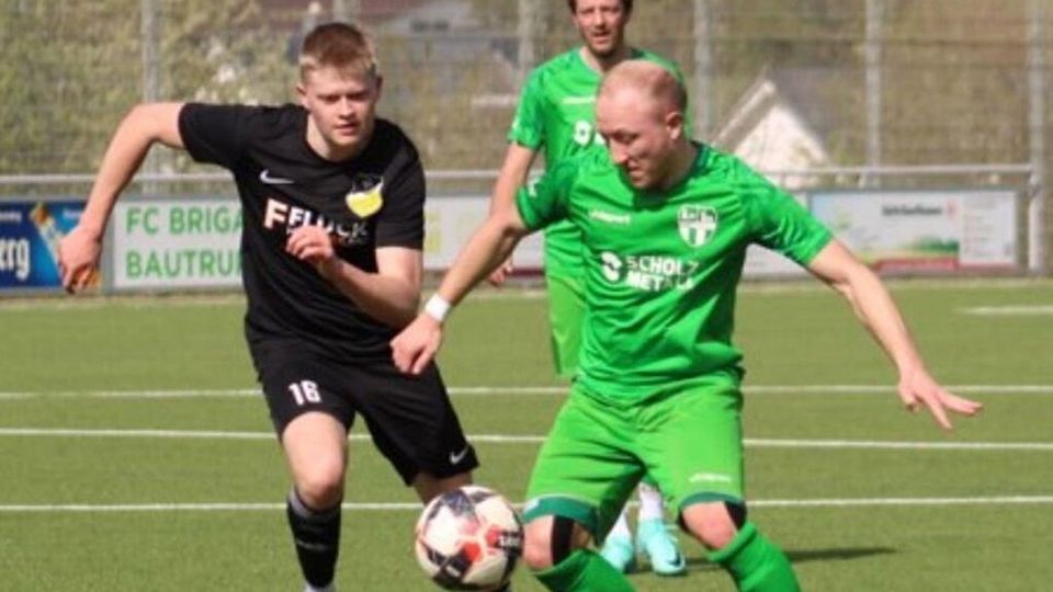 Als Trainer und Spieler geht Daniel Wehrle (rechts) beim FC Brigachtal voran. 