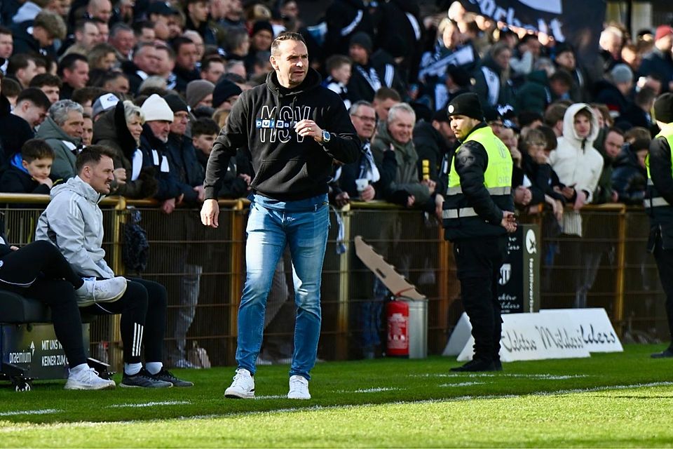 Dietmar Hirsch sieht einen Sieg seiner Mannschaft. Dietmar Hirsch sieht einen Sieg seiner Mannschaft.