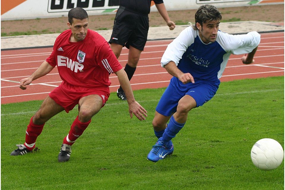 Aydin Ay (blaues Trikot) für die Bad Kreuznacher gegen die Wormatia: Damals gewann die Eintracht in der Oberliga gegen die Wormser Erste mit 4:0.  (Foto: Mario Luge)