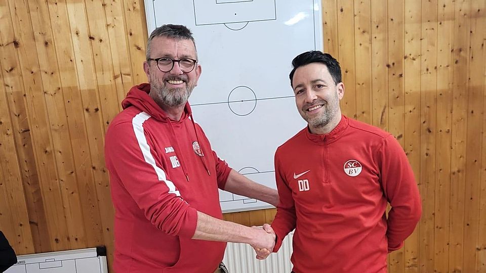 „Ein ausdrückliches auf Wiedersehen!“ Abteilungsleiter (li.) Walter Geck hält die SCBV-Tür für Fußballcoach David Darmoro stets offen.