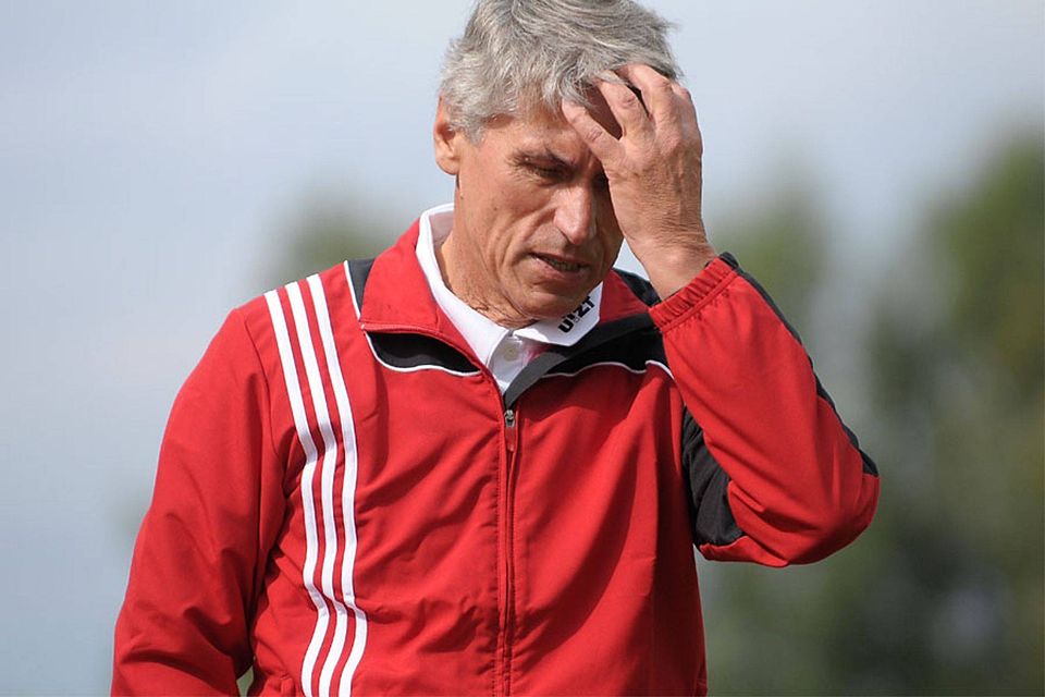 Ratlos: Nach zwei Spielen im Trainer-Amt beim Bezirksliga-Schlusslicht TSV Burgau trat Günther Wörle am Montag zurück.	F.: R. Polizio