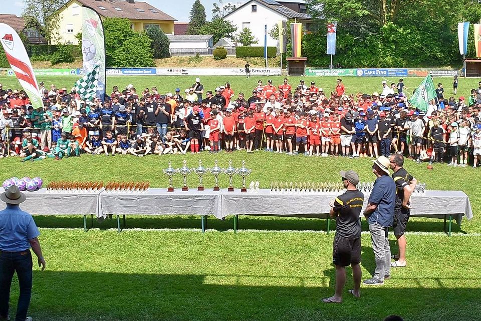 Etwa 800 Jugend-Kicker waren beim Pfingstturnier des SV Mammendorf dabei.