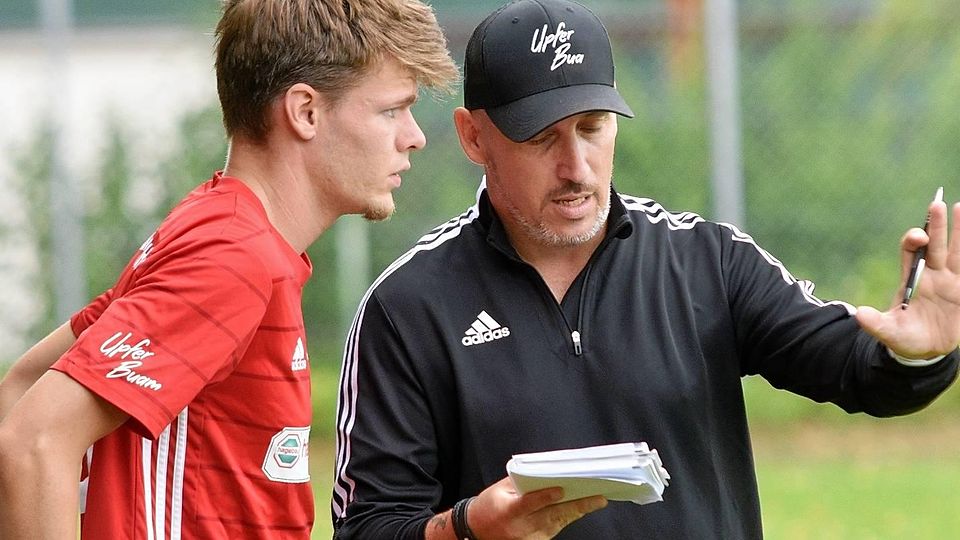 Die Arbeit mit jungen Spielern (hier mit dem 22-jährigen Lukas Moertlbauer) liegt Unterpfaffenhofen Cheftrainer Franco Simon (r.) am Herzen.