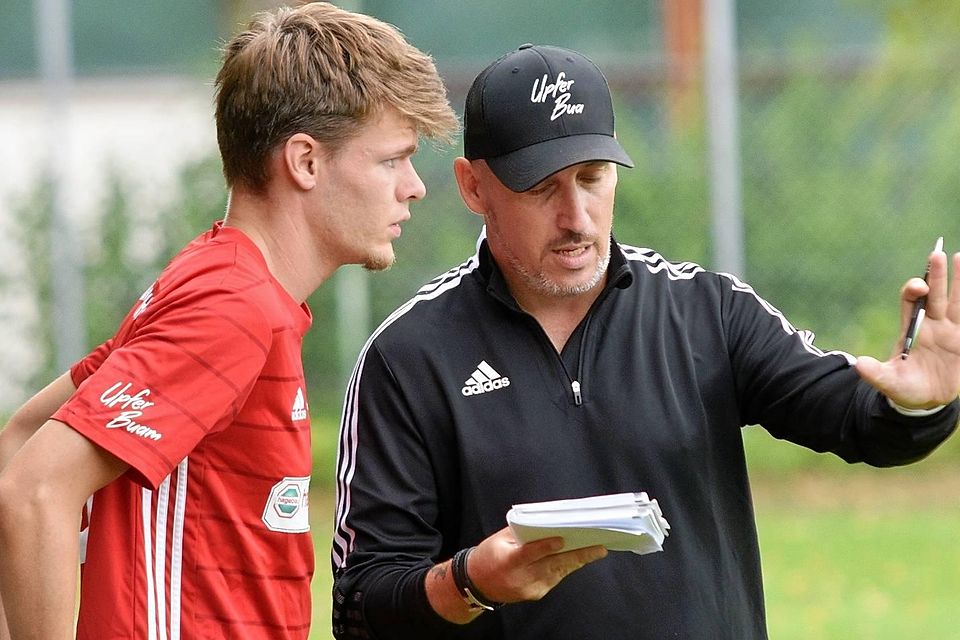 Die Arbeit mit jungen Spielern (hier mit dem 22-jährigen Lukas Moertlbauer) liegt Unterpfaffenhofen Cheftrainer Franco Simon (r.) am Herzen.