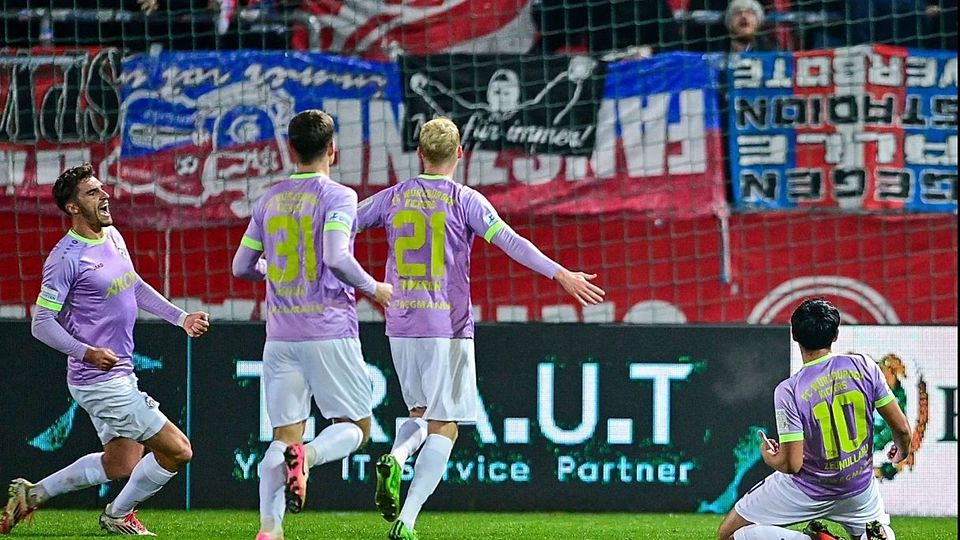 Da gab's kein Halten mehr für die Würzburger Kickers nach dem Führungstreffer durch Eroll Zejnullahu.