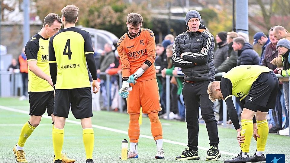 Der SV Lauterhofen um Trainer Gerd Klaus (2.v.r.) will sich im Duell mit dem TSC Neuendettelsau wieder belohnen.