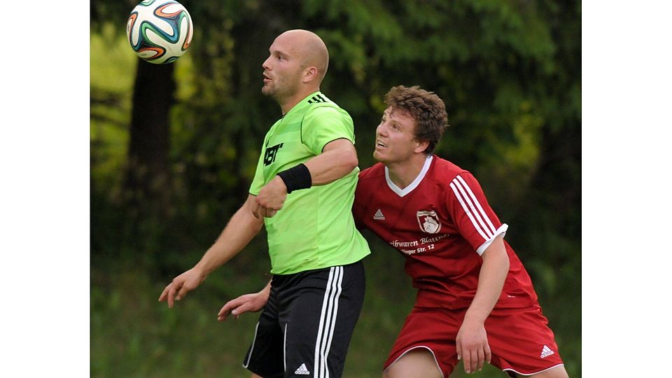 Mussten sich letztes Jahr in der Relegation noch dem VfB Durach um Patrick Wachter (links) geschlagen geben: Vinzenz Geyer und der TSV Pfronten.      Foto: Dominik Berchtold