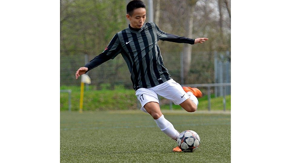 Auf dem Vormarsch sind Quac Hung Ngo und die Fußball-A-Junioren der SKV Büttelborn. Nach dem 6:1 gegen den JFV Bürstadt sind sie auf Tabellenplatz zwei der Grupenliga vorgerückt. Foto: Uwe Krämer