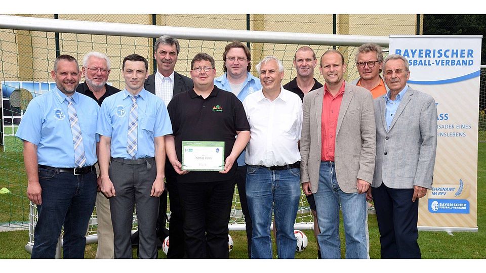 Thomas Panni (5.v.li.) freute sich über die hohe Auszeichnung des DFB. Zahlreiche Vertreter des Fußballverbands, des Stadt­verbands und des Stadtratsgratulierten. Foto: R. Schmitt