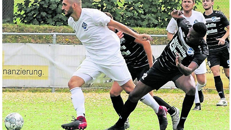 Zweikampf um den Ball: Xhelal Kurtaliqi (l.) von den Sportfreunden Düren und Verlautenheides Jonathan Diki. 