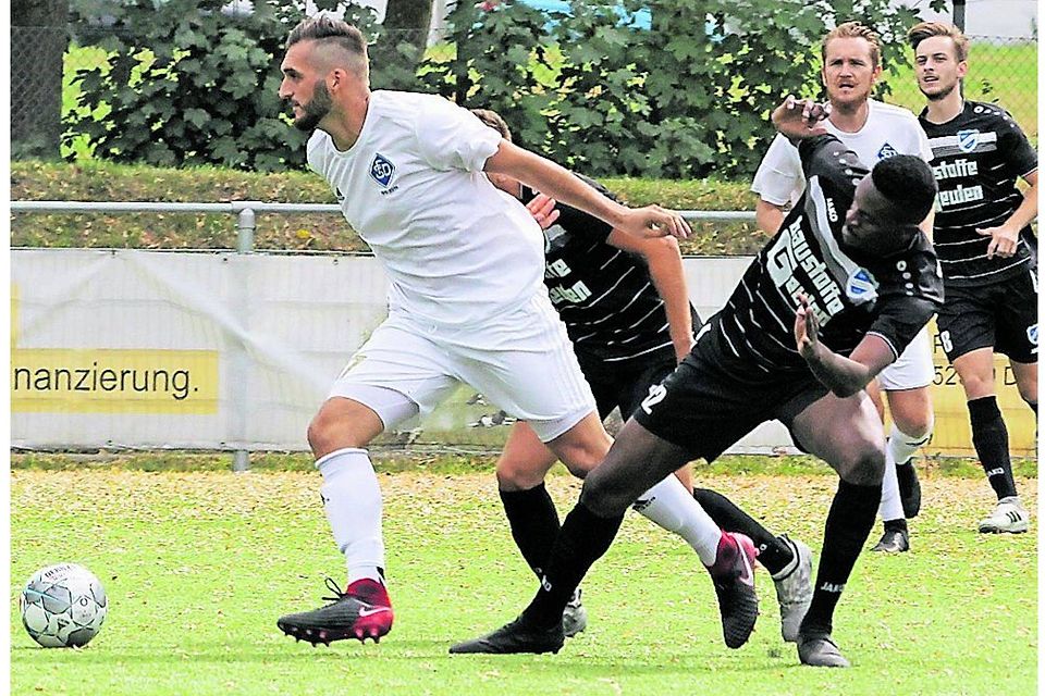 Zweikampf um den Ball: Xhelal Kurtaliqi (l.) von den Sportfreunden Düren und Verlautenheides Jonathan Diki. 